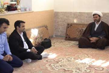 بازديد مديركل دامپزشكي استان ايلام به همراه جمعي از كاركنان اين اداره كل با خانواده هاي شهيد فتحي و 